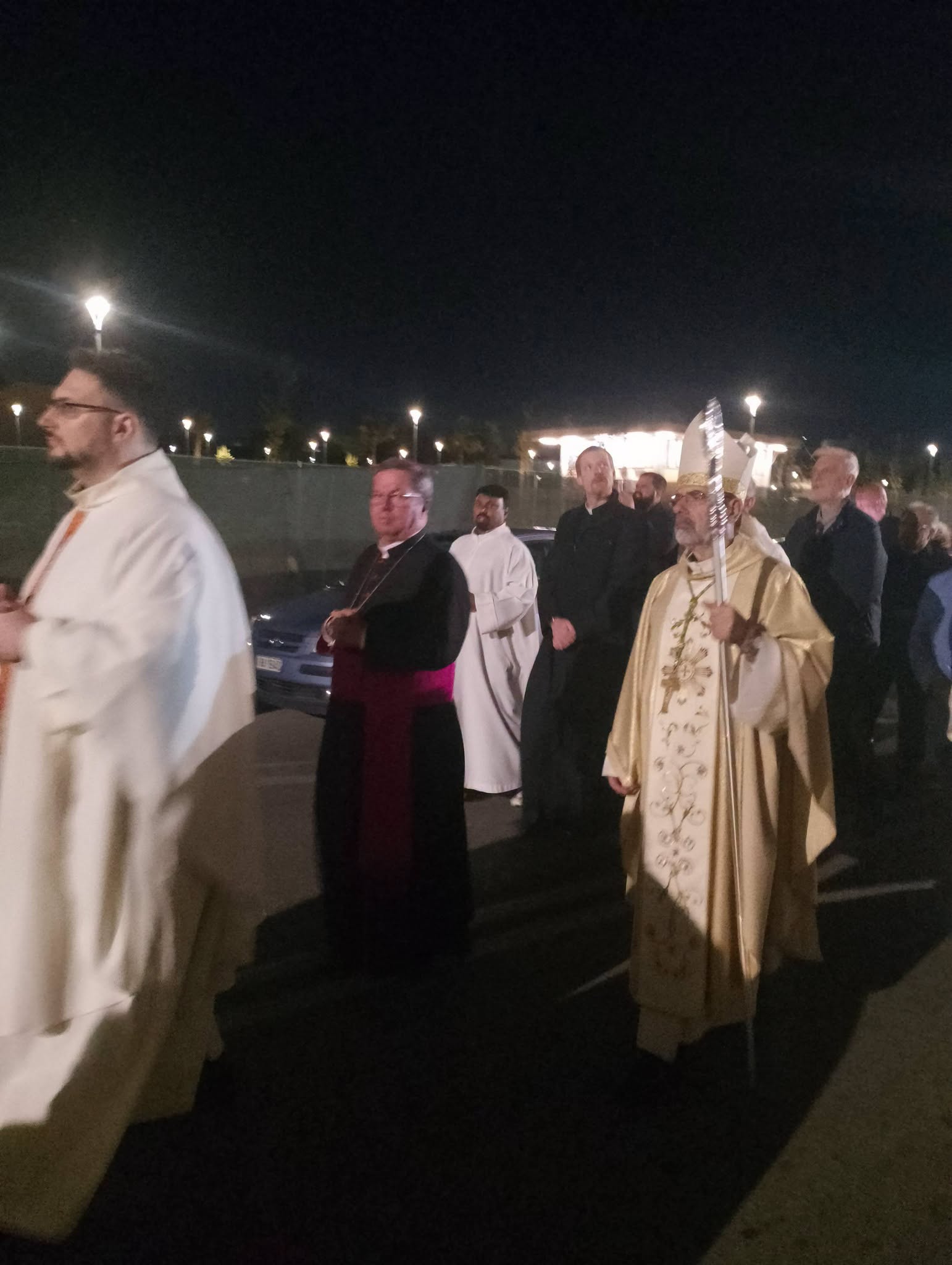 Αρχιερέας και ιερείς στη γιορτή του Αγίου Φραγκίσκου στους Αγίους Αναργύρους