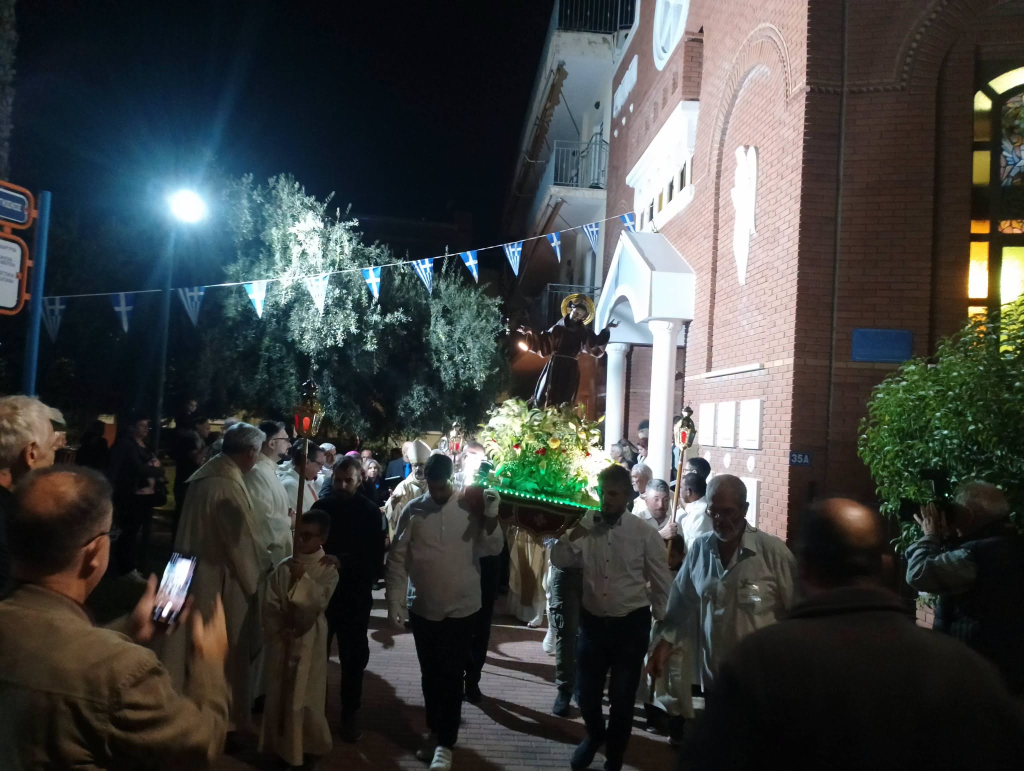 Λιτανεία του Αγίου Φραγκίσκου έξω από τον ναό στην Αθήνα