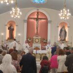 Λαμπρή γιορτή στους Αγίους Αναργύρους για τον Άγιο Φραγκίσκο της Ασίζης — τον Άγιο που γιόρτασε και η Τήνος, από τον Ταραμπάδο ως τον Κόρη Πύργο