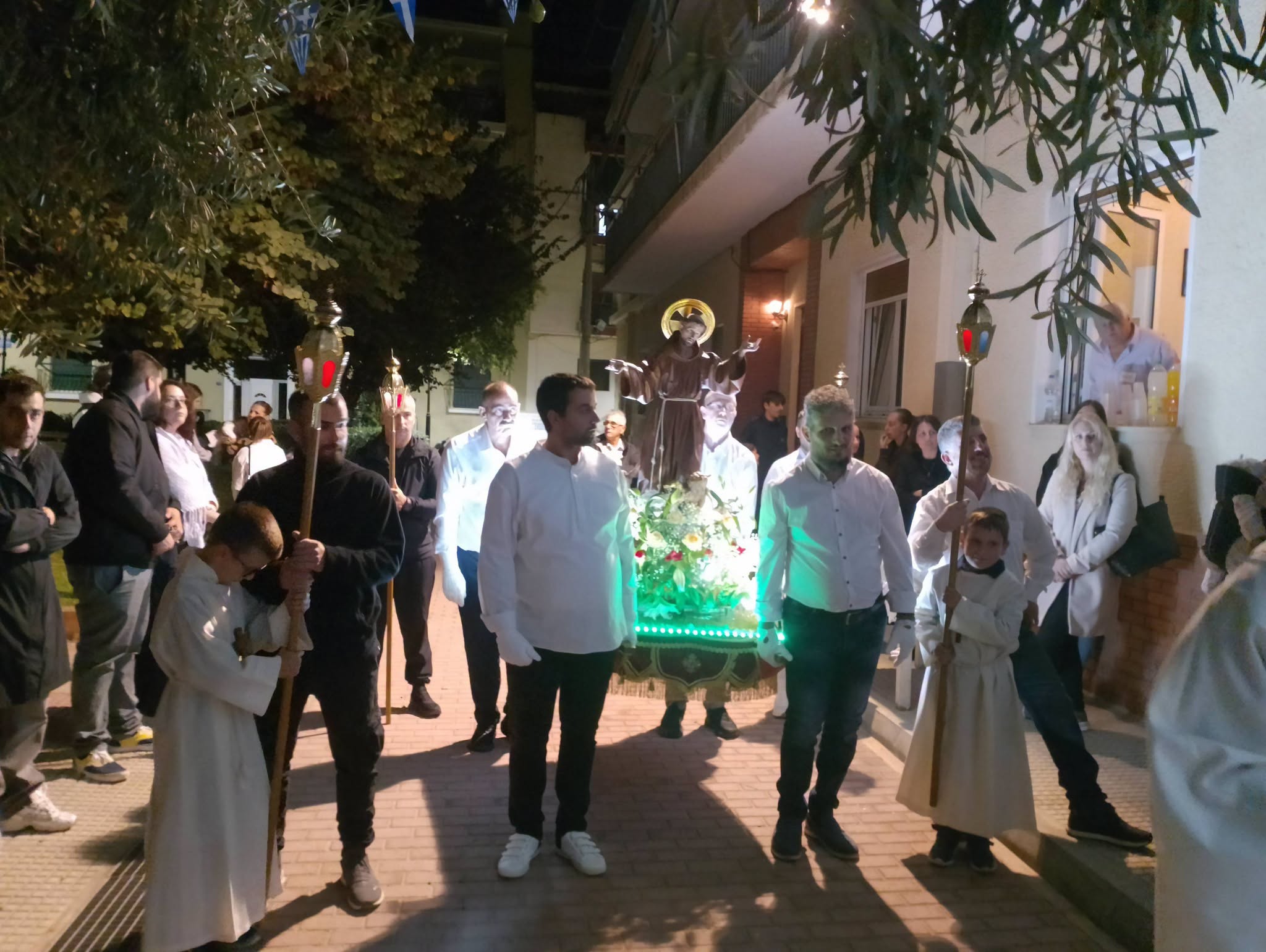 Το ομοίωμα του Αγίου Φραγκίσκου στη λιτανεία