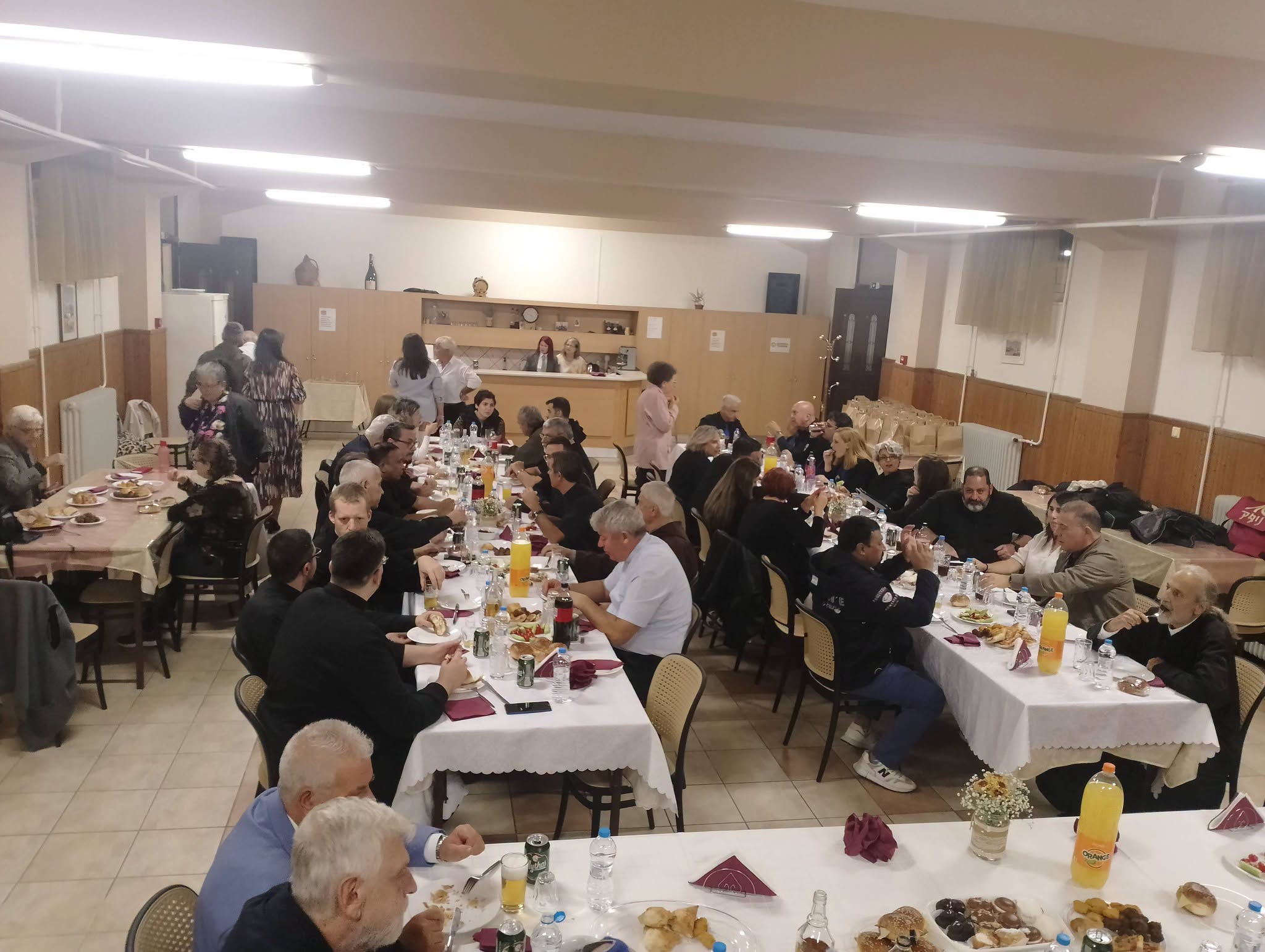 Το τραπέζι της ενορίας μετά τη γιορτή
