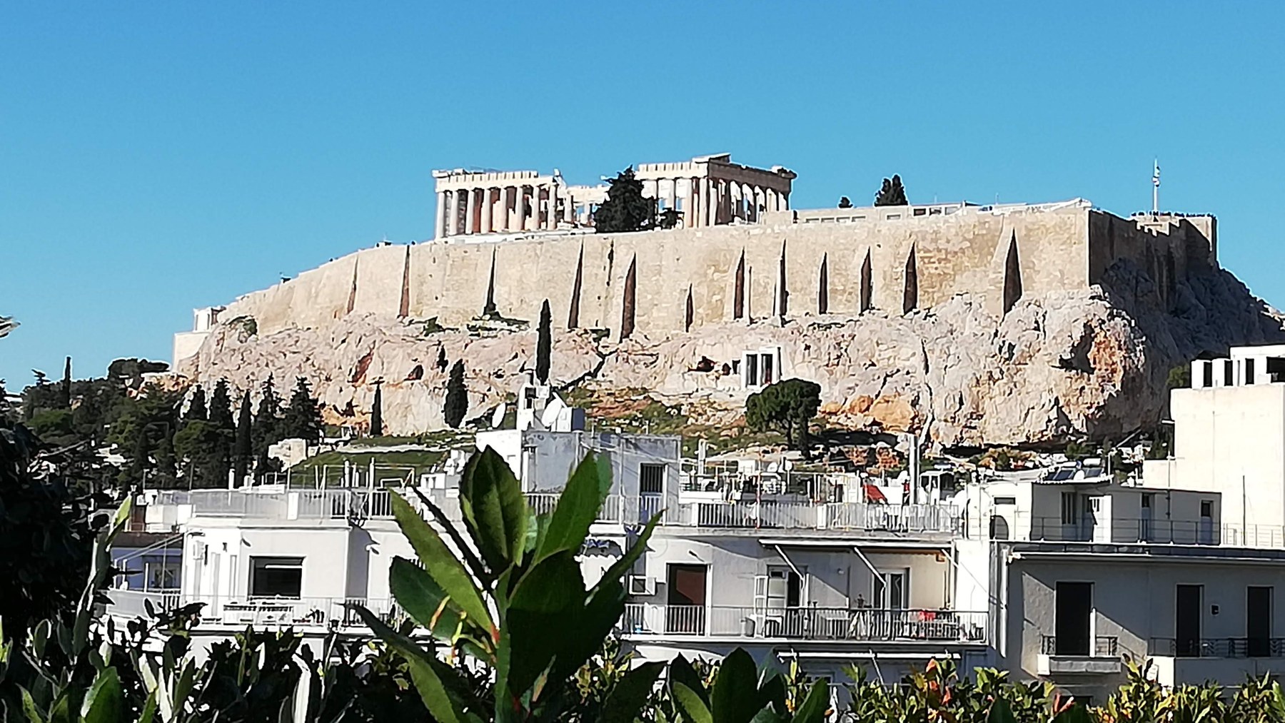 Ο Ιερός Βράχος και ο Παρθενώνας πάνω από την πόλη, στο φως της μέρας