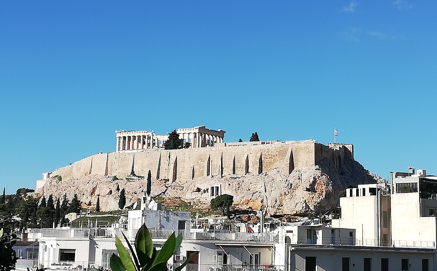 Η Ακρόπολη και ο Παρθενώνας κάτω από γαλάζιο ουρανό