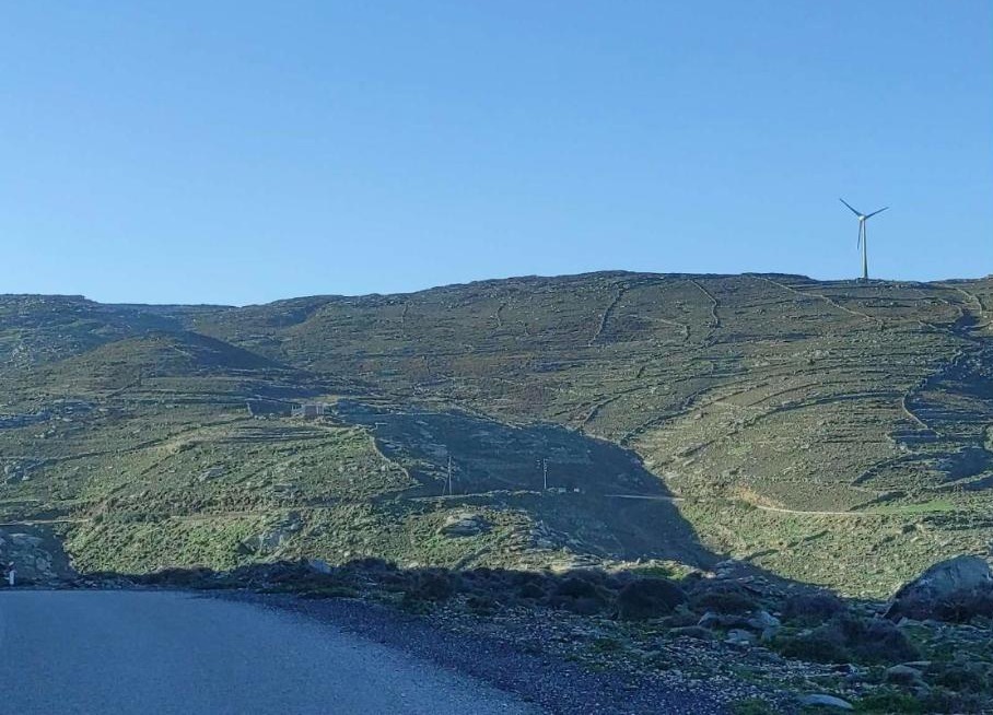 Ανεμογεννήτρια στην κορυφογραμμή του Πολέμου Κάμπου, πάνω από τα Ιστέρνια της Τήνου