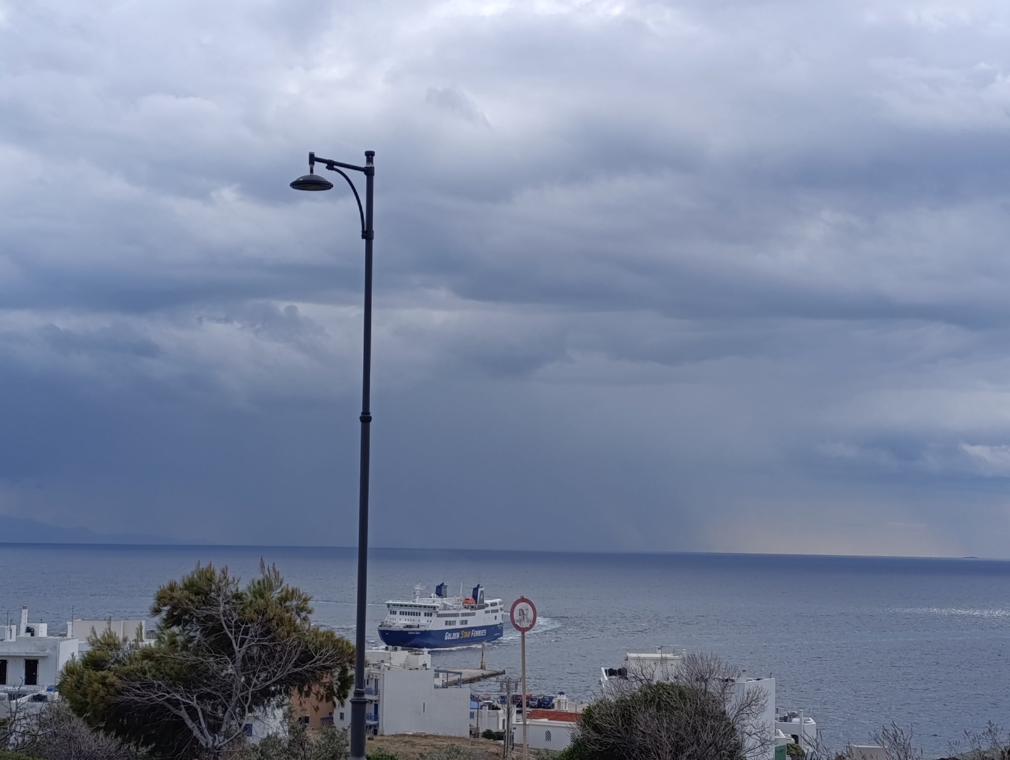 Το «Άρτεμις» στο λιμάνι της Τήνου