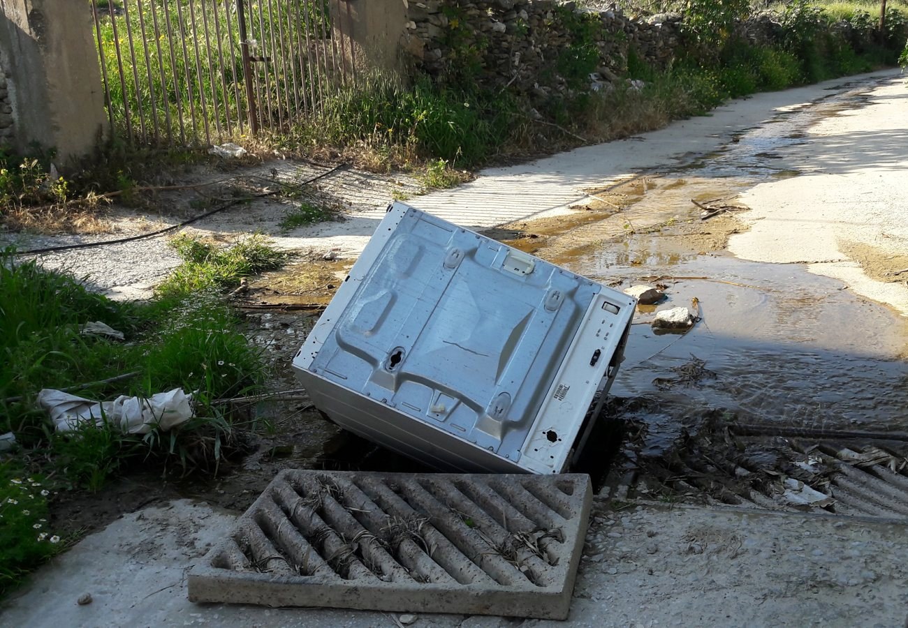 Φωτογραφία αρχείου: σχάρα ομβρίων σηκωμένη και πλυντήριο ανάποδα πάνω στο φρεάτιο, σε παλαιότερη νεροποντή