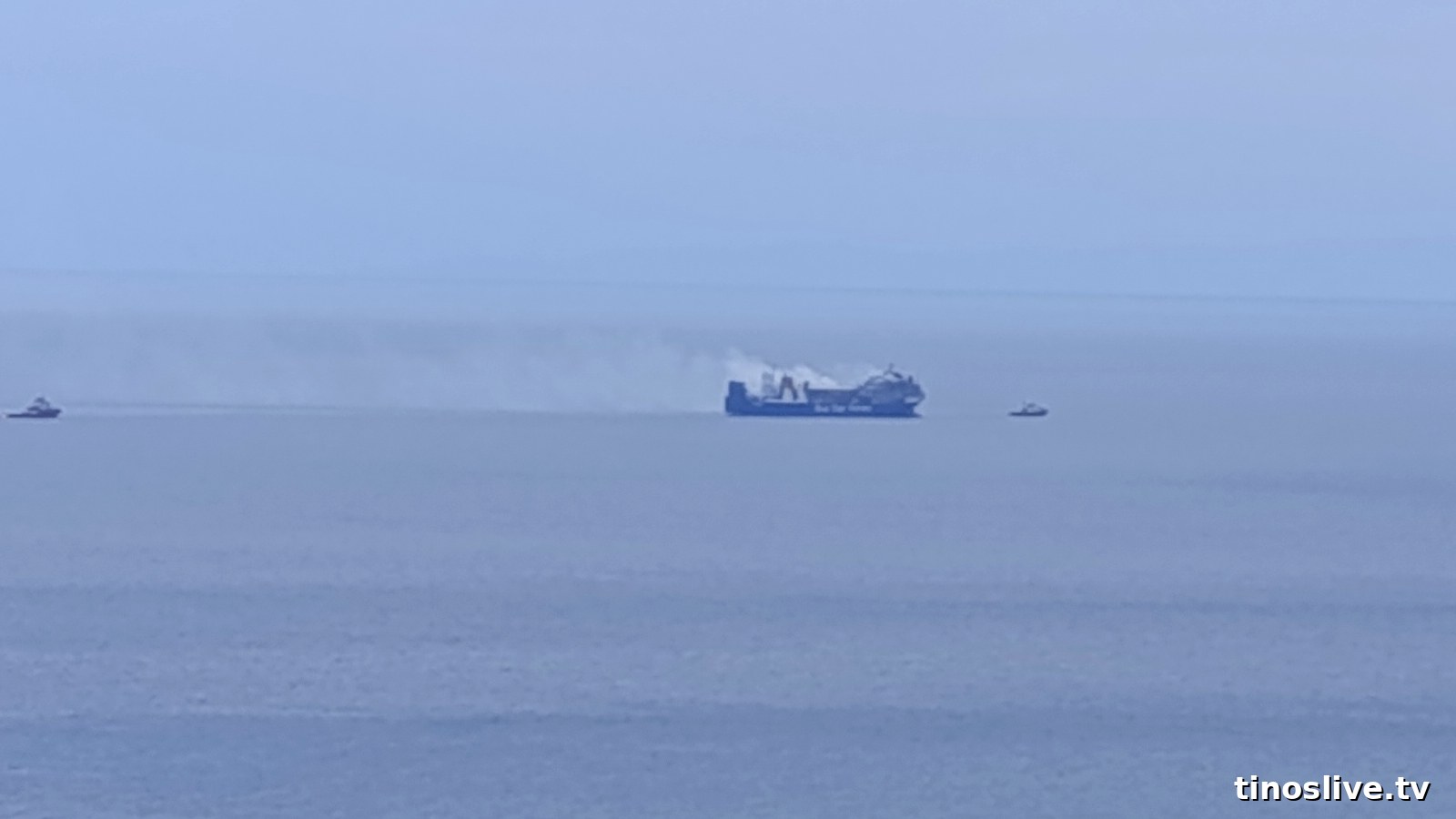 Κοντινό: το BLUE CARRIER 2 με καπνό και δύο σκάφη δίπλα του, ανοιχτά του Αγίου Ρωμανού, 26 Σεπτεμβρίου 2026