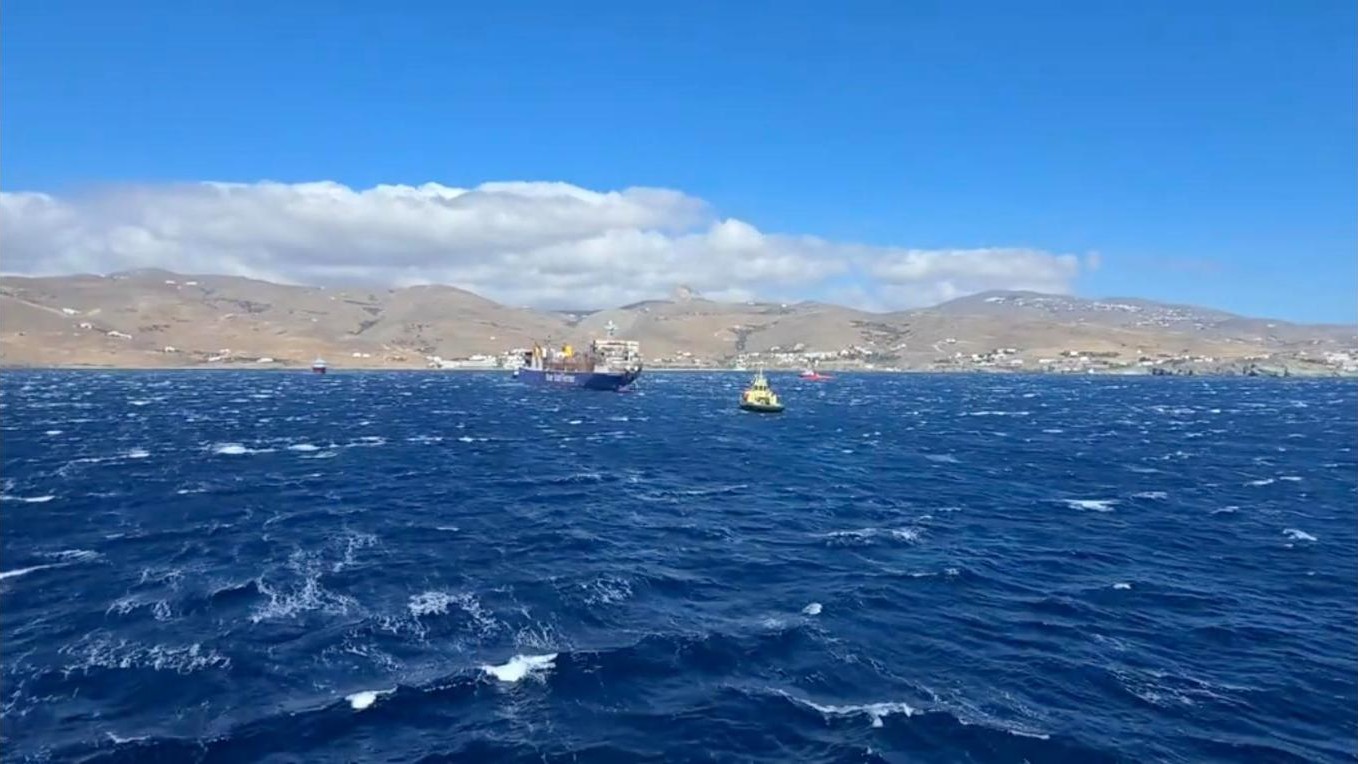 Το BLUE CARRIER 2 με τα ρυμουλκά στα Κιόνια της Τήνου, με βοριά