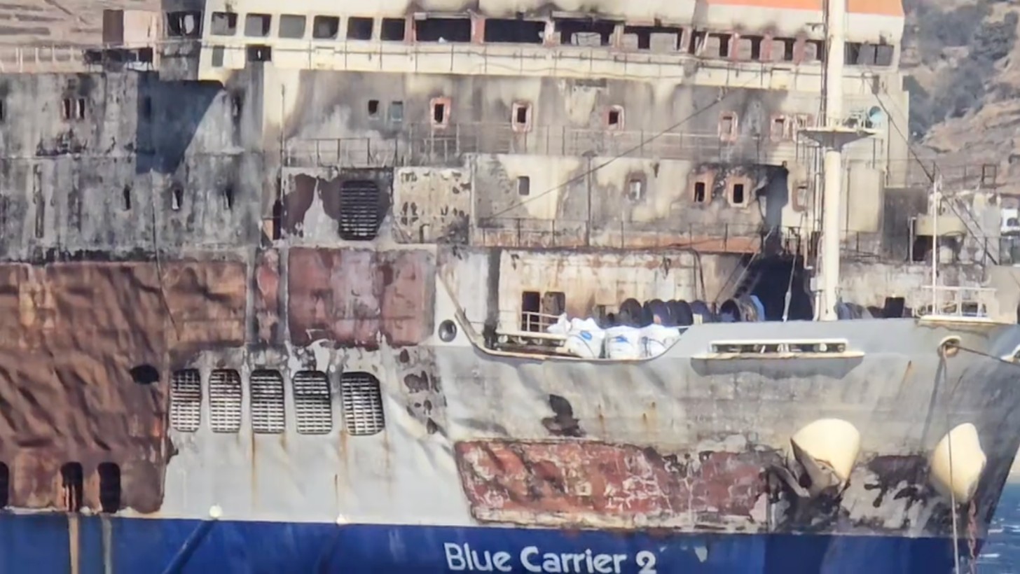 Η καμένη υπερκατασκευή του BLUE CARRIER 2 από κοντά