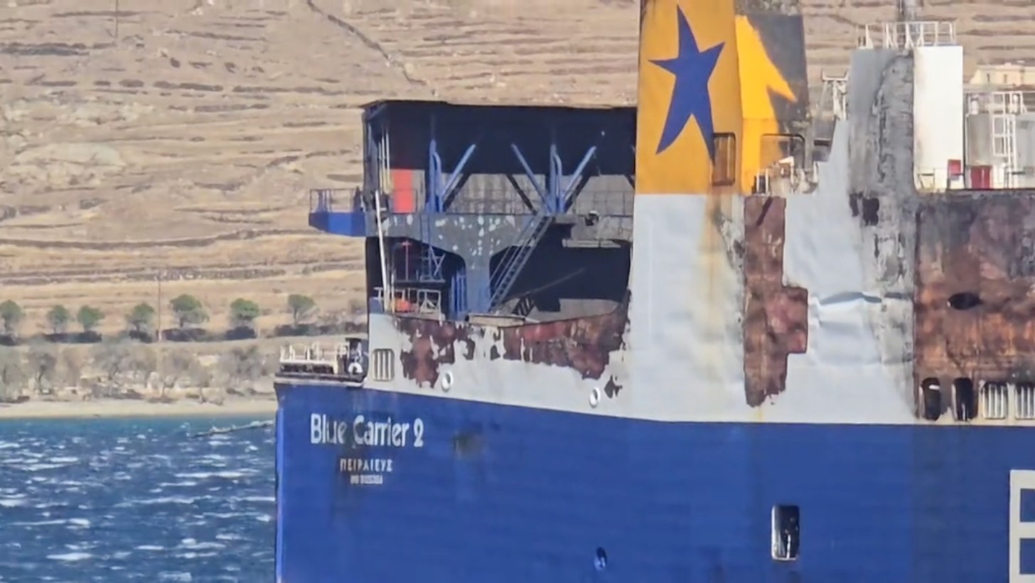 Η πρύμνη του BLUE CARRIER 2 με το λιμάνι νηολόγησης Πειραιεύς