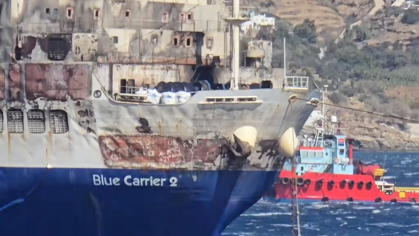 Η πλώρη του BLUE CARRIER 2 με τον κάβο προς το ρυμουλκό