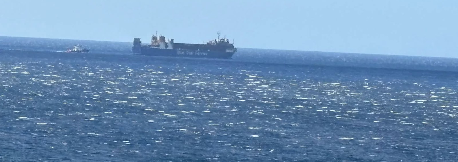 Το BLUE CARRIER 2 αναχωρεί από τα Κιόνια της Τήνου για την Ελευσίνα