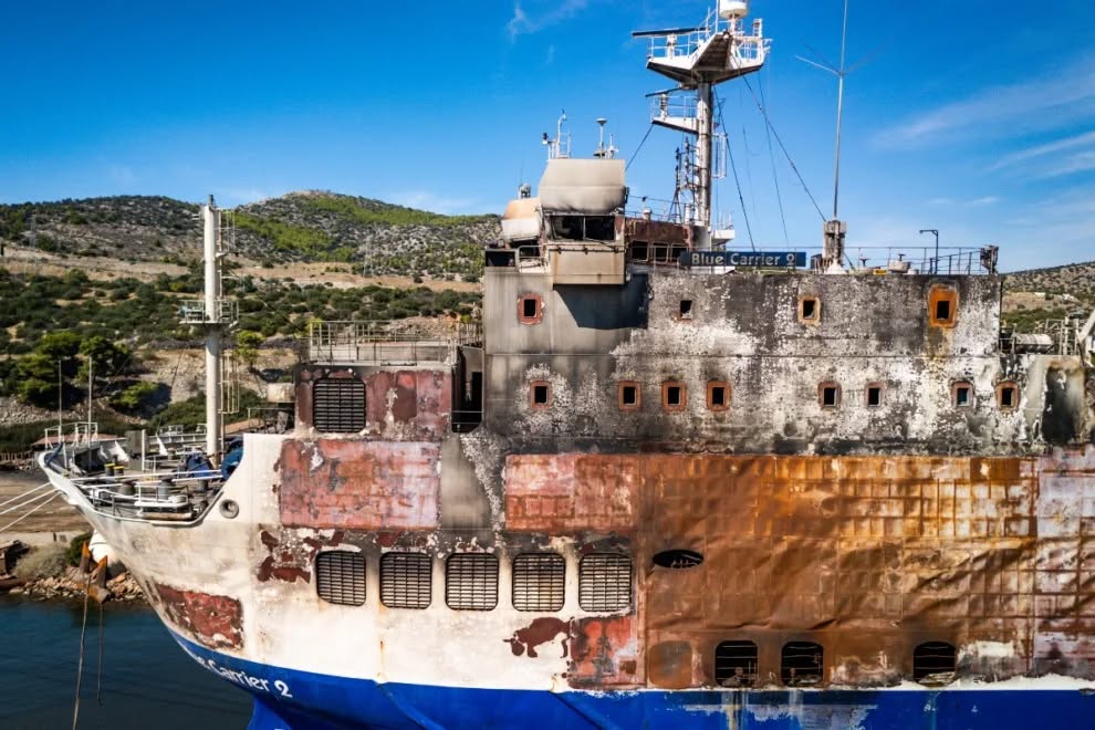 Το BLUE CARRIER 2 στο ναυπηγείο της Ελευσίνας: καμένη υπερκατασκευή και φουσκωμένα ελάσματα στην πλευρά