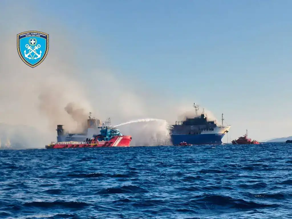 Σκάφος του Λιμενικού ρίχνει νερό στο φλεγόμενο ρο-ρο «BLUE CARRIER 2» βόρεια της Μυκόνου