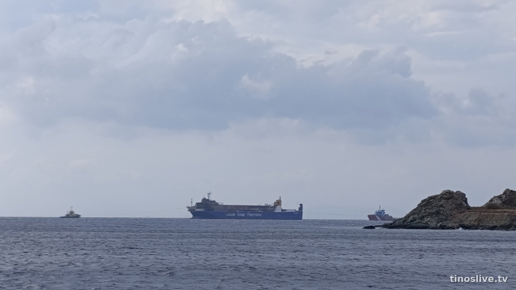 Το BLUE CARRIER 2 ανάμεσα σε δύο ρυμουλκά ανοιχτά του Σταυρού, Τήνος