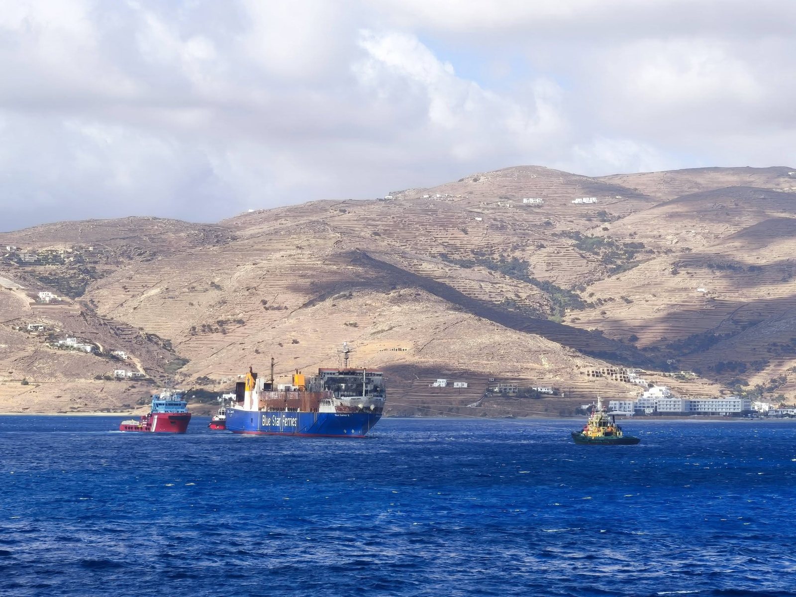 Το BLUE CARRIER 2 ισιωμένο με ρυμουλκά ανοιχτά της Τήνου, 4 Οκτωβρίου 2026