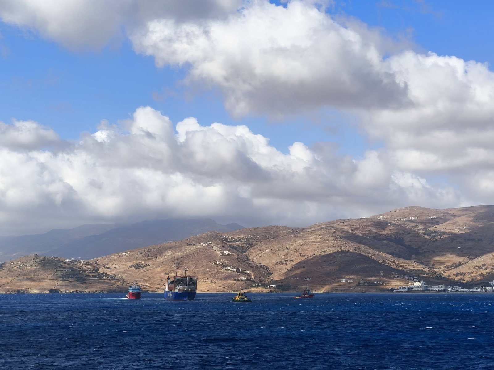 Το BLUE CARRIER 2 και τα ρυμουλκά ανοιχτά της Τήνου, με σύννεφα