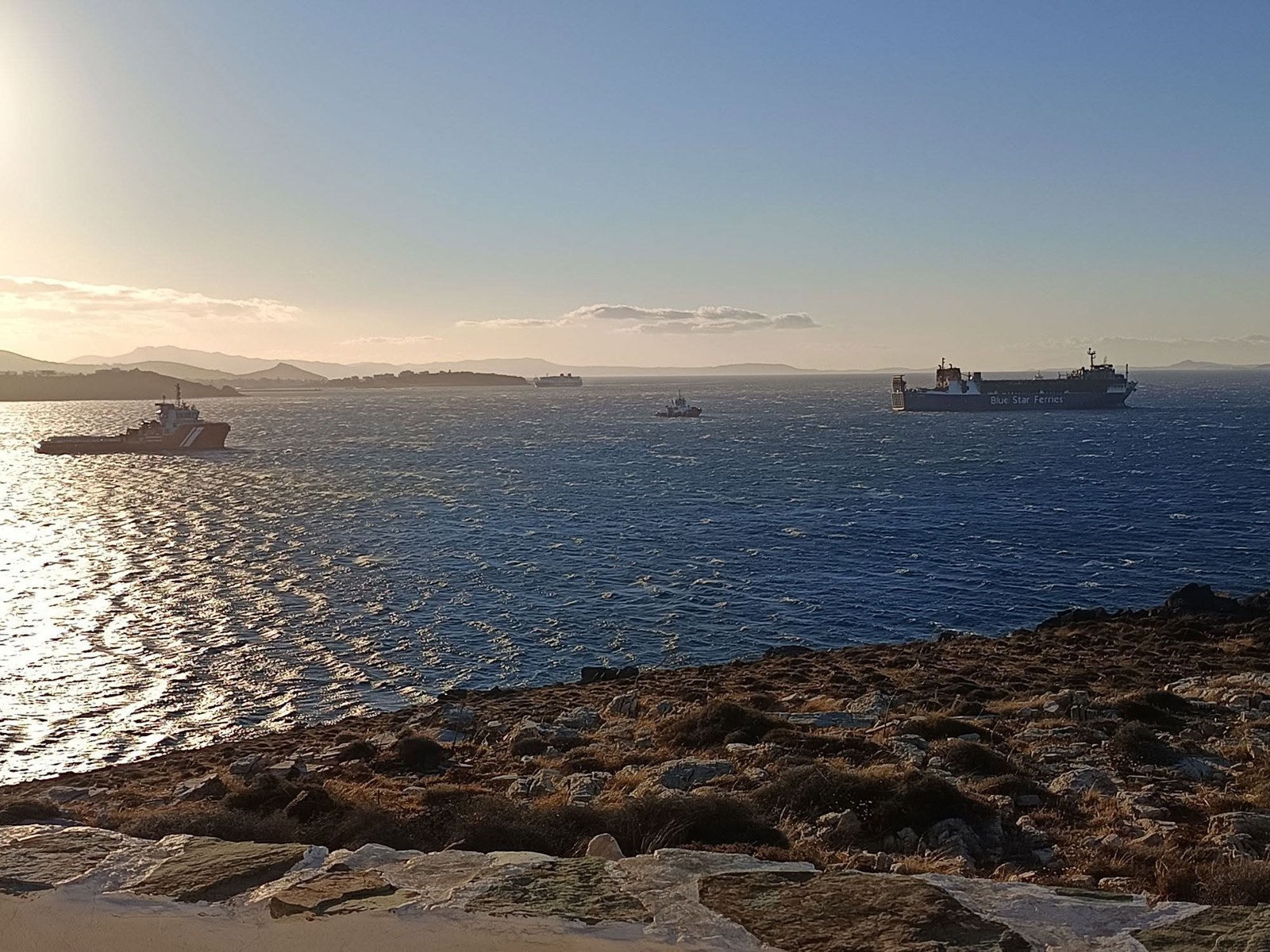 Η ρυμούλκηση του BLUE CARRIER 2 περνά μπροστά από την Τήνο, με τη Ρήνεια στο βάθος