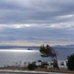 «Σβήνει» η βροχή της Παρασκευής: ήλιος και ζέστη ως την Πέμπτη, κανονικά τα πλοία — απόψε ο Εσπερινός του Αγίου Αρτεμίου στη Στενή