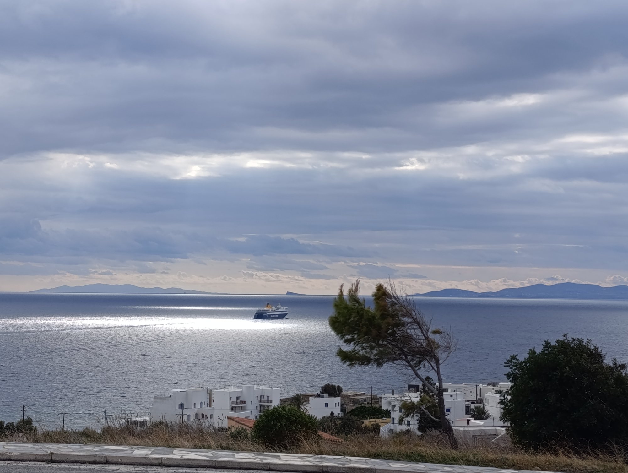 Το «Μπλου Σταρ Πάρος» αφήνει την Τήνο, Κυριακή μεσημέρι 18 Οκτωβρίου