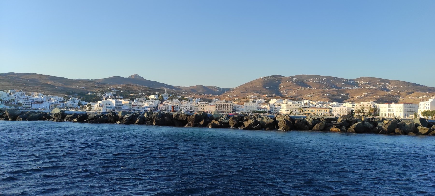 Η Χώρα της Τήνου από τη θάλασσα, με το λιμάνι