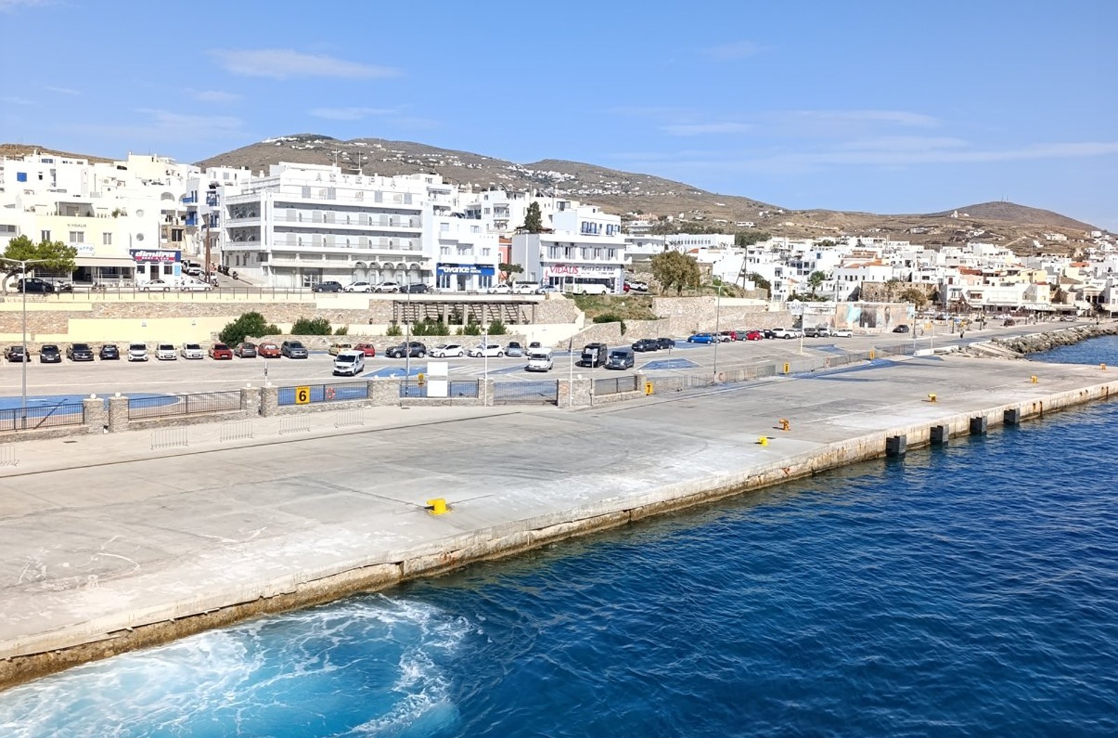 Η Χώρα της Τήνου και το λιμάνι από πλοίο, με γαλάζια θάλασσα