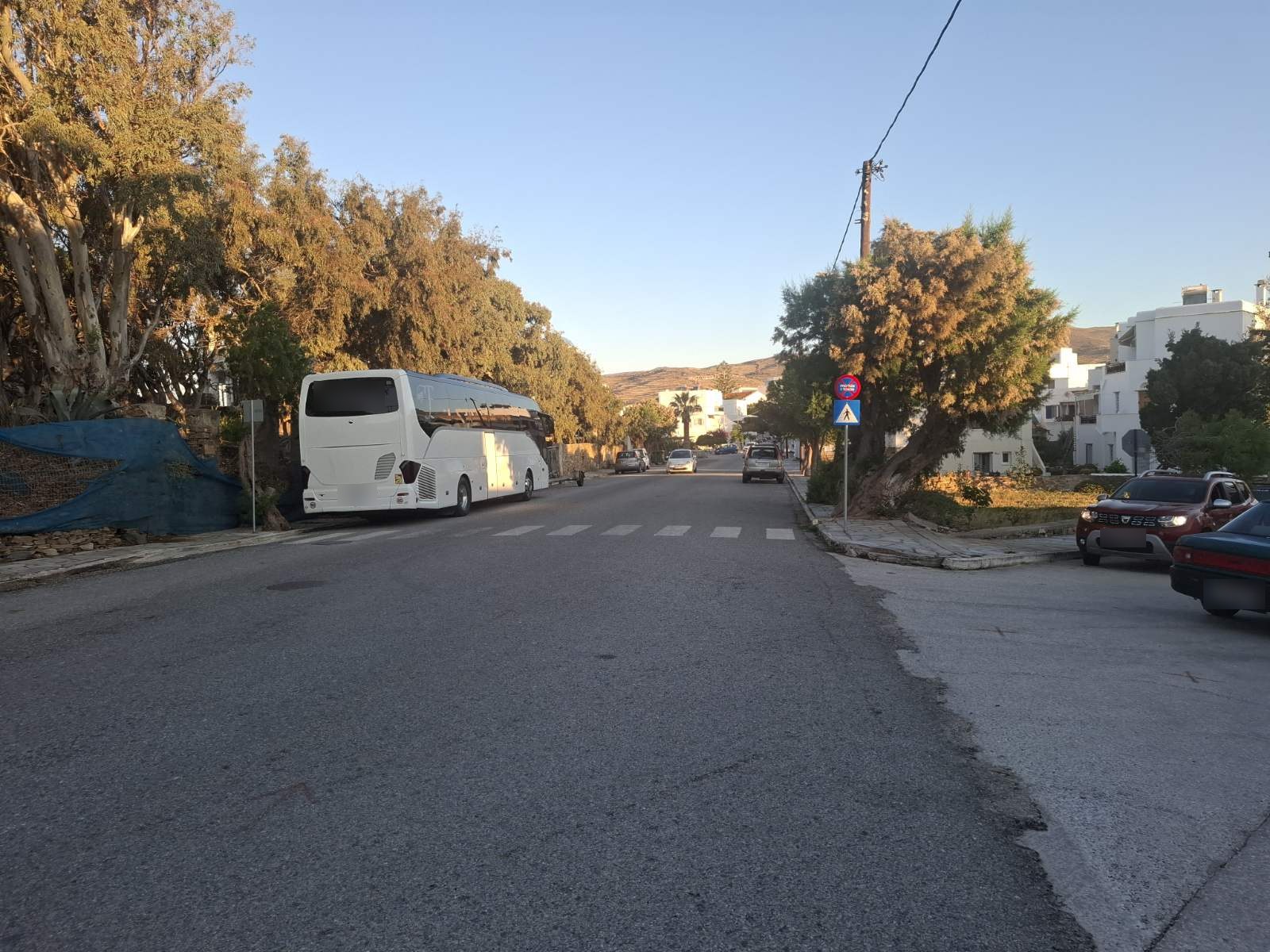 Η διάβαση πεζών στην όδευση του 3ου Δημοτικού Τήνου με ένα πούλμαν σταθμευμένο στη μία πλευρά, Τρίτη 20 Οκτωβρίου 2026