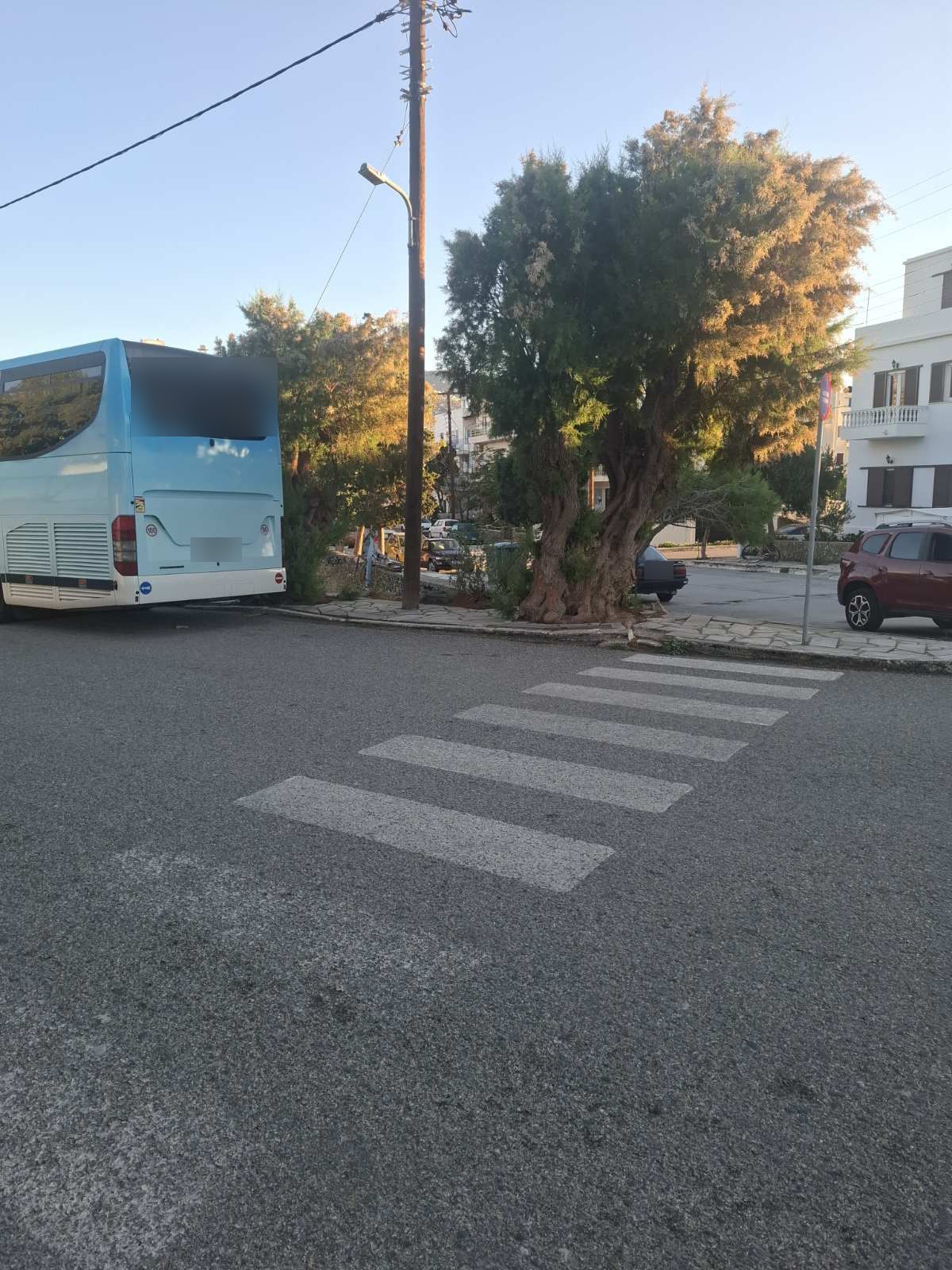 Δεύτερη διάβαση στο ίδιο σημείο, με πούλμαν σταθμευμένο στη γωνία