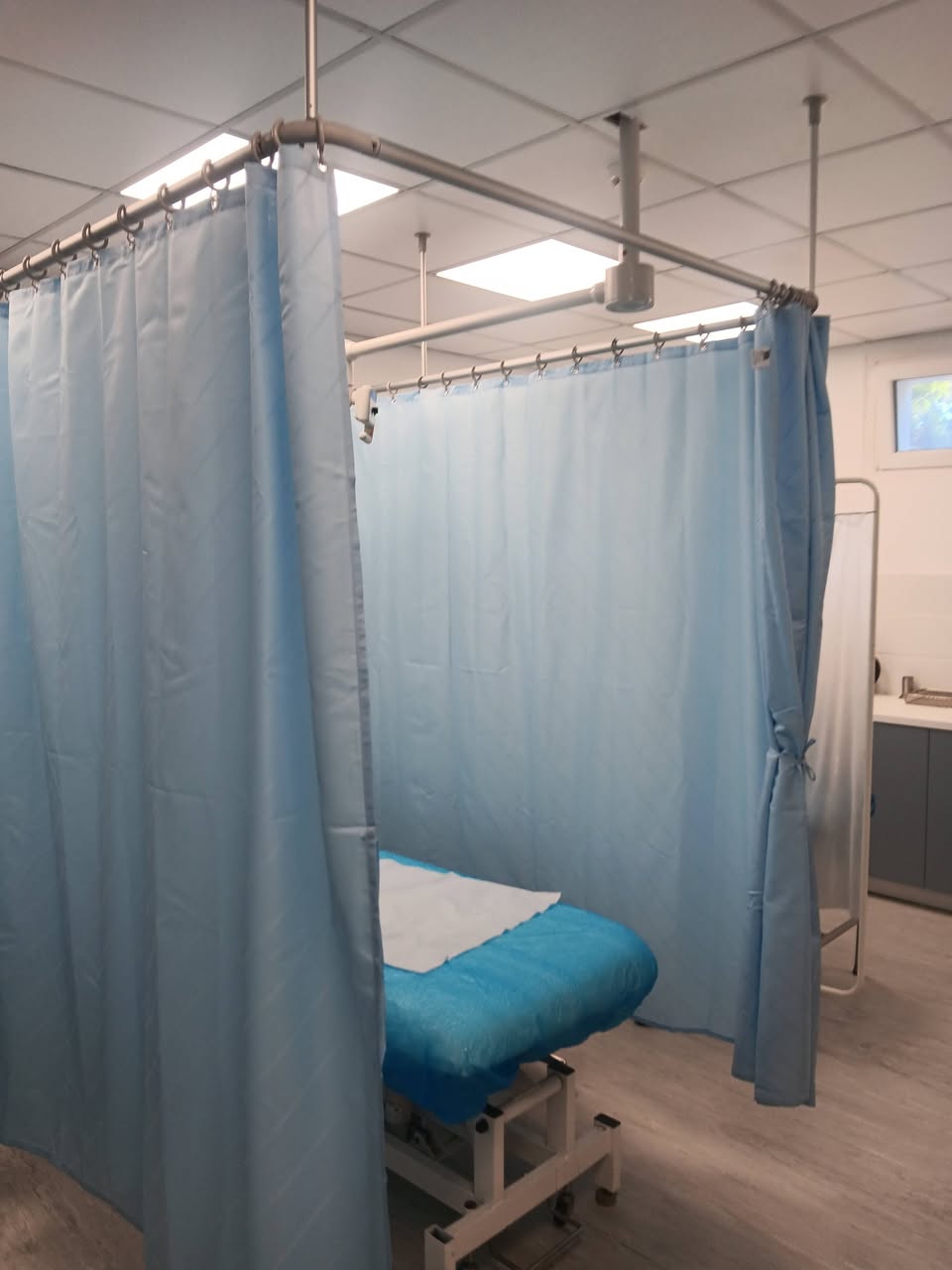 Νέα διαχωριστικά από αντιαλλεργικό ύφασμα γύρω από κρεβάτι εξετάσεων στο Κέντρο Υγείας Τήνου