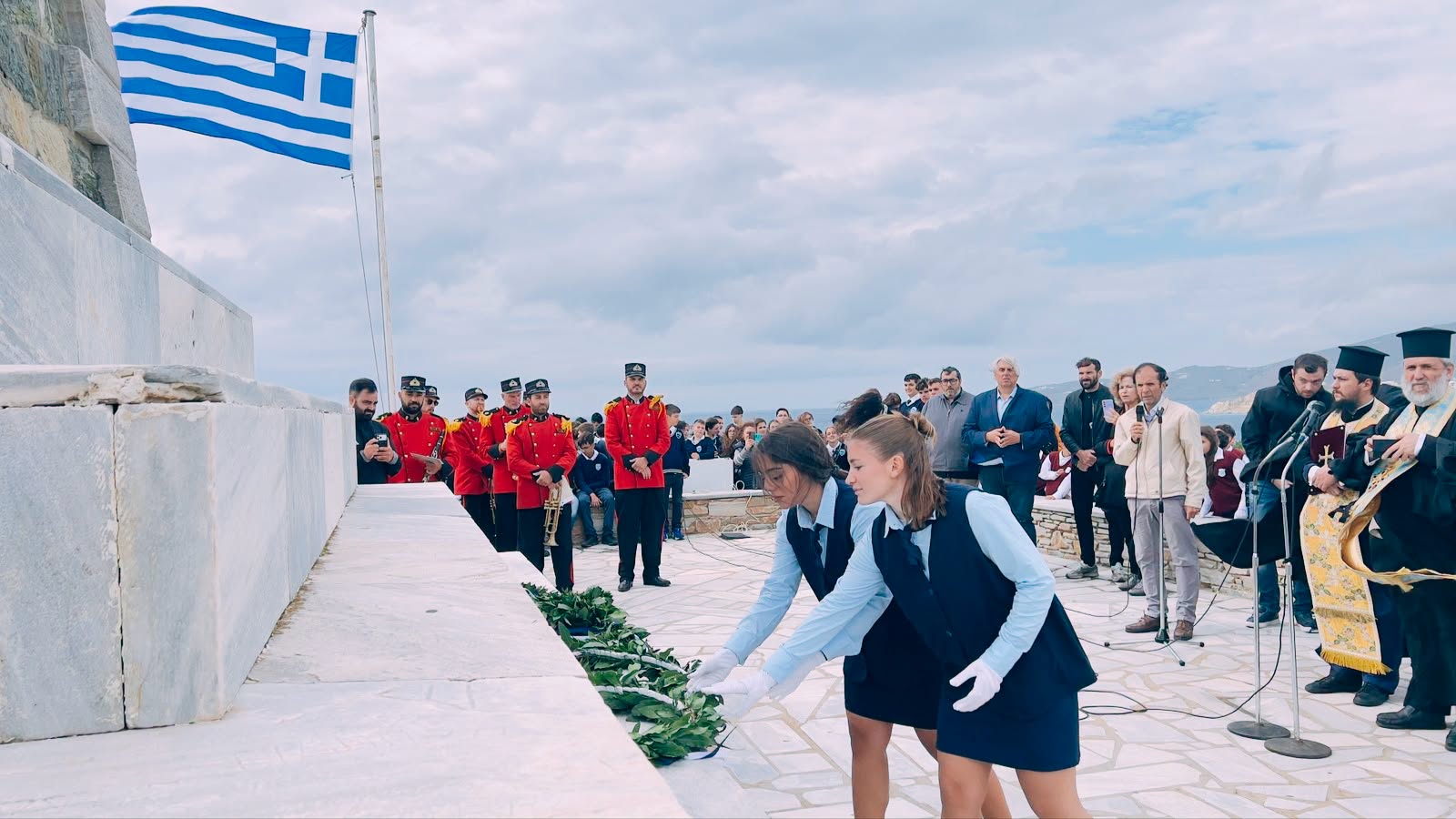 Μαθήτριες καταθέτουν στεφάνι στις εκδηλώσεις για την 28η Οκτωβρίου στην Τήνο