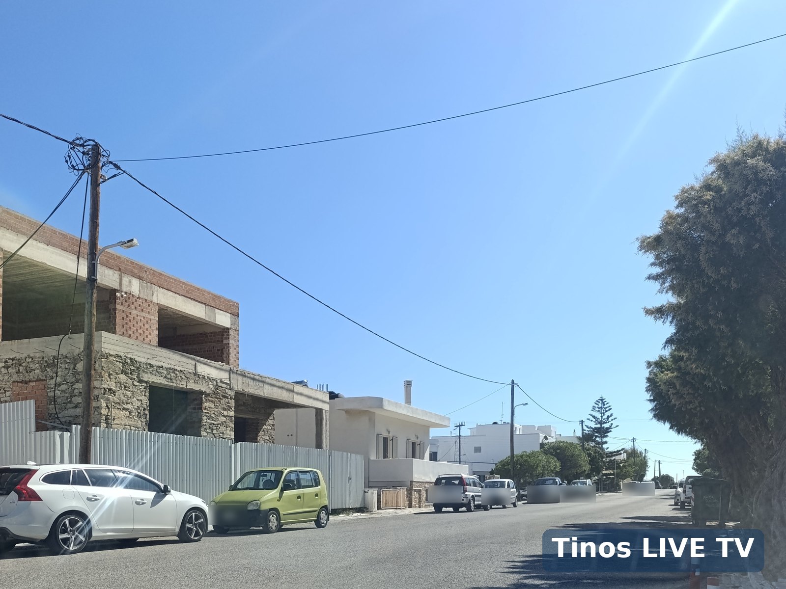 Ο δρόμος στην περιοχή του 3ου Δημοτικού Τήνου με αυτοκίνητα σταθμευμένα στην άκρη και ελεύθερο οδόστρωμα, Τρίτη 20 Οκτωβρίου 2026