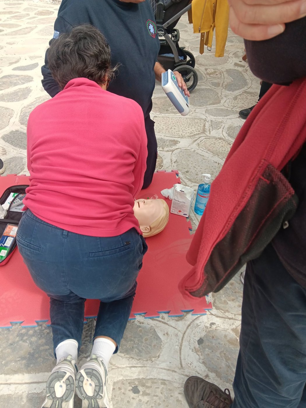 Πολίτισσα κάνει θωρακικές συμπιέσεις σε πρόπλασμα με καθοδήγηση διασώστη