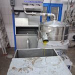 «Καλορίζικο το θείο δώρο!»: συνεχίζεται η έκθλιψη στο Ελαιοτριβείο της Τήνου — τρέχει το φρέσκο λάδι της χρονιάς