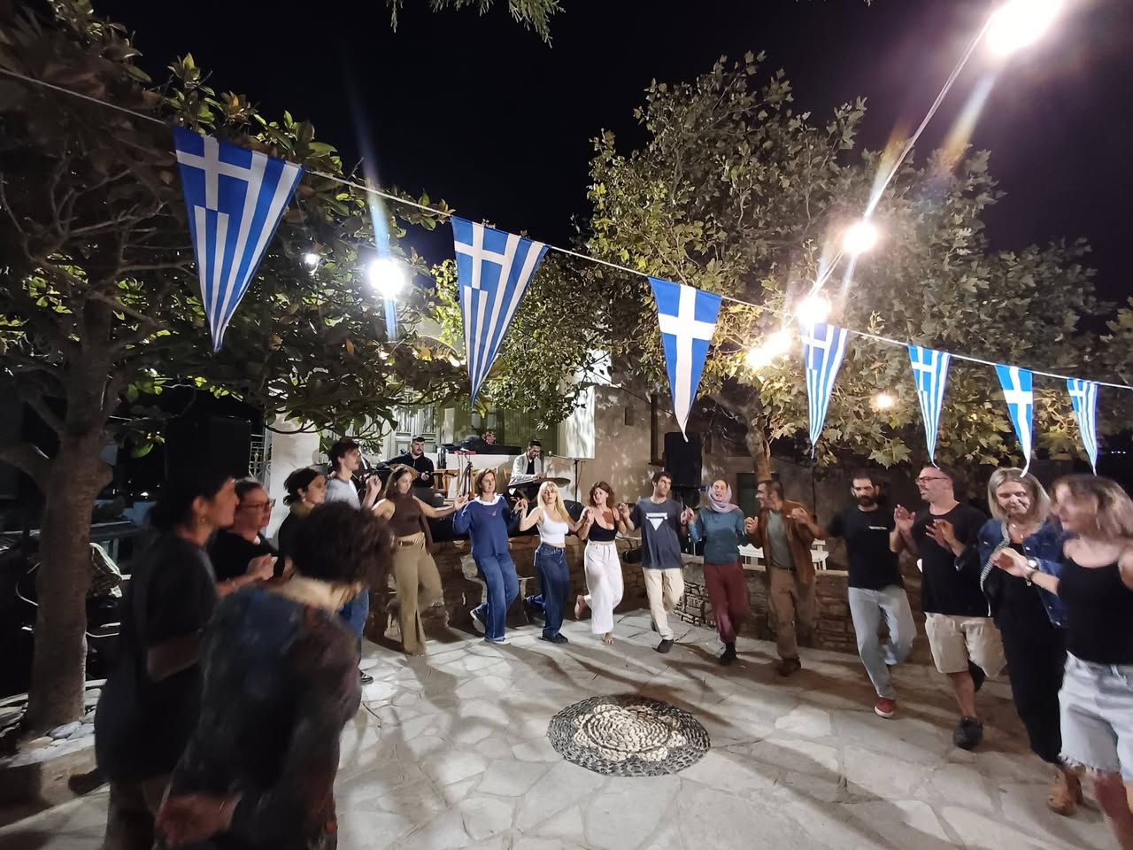 Χορός στο πανηγύρι του Αγίου Ιωάννου του Θεολόγου στον Φαλατάδο