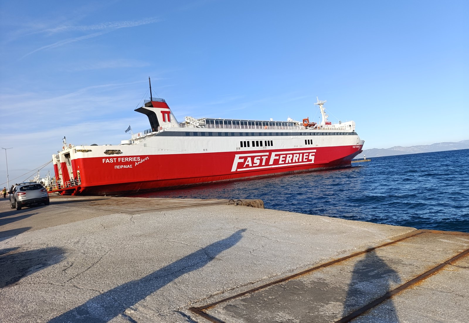 Το «Φαστ Φέρρις Άνδρος» δεμένο στο λιμάνι της Ραφήνας, Σάββατο απόγευμα 24 Οκτωβρίου 2026