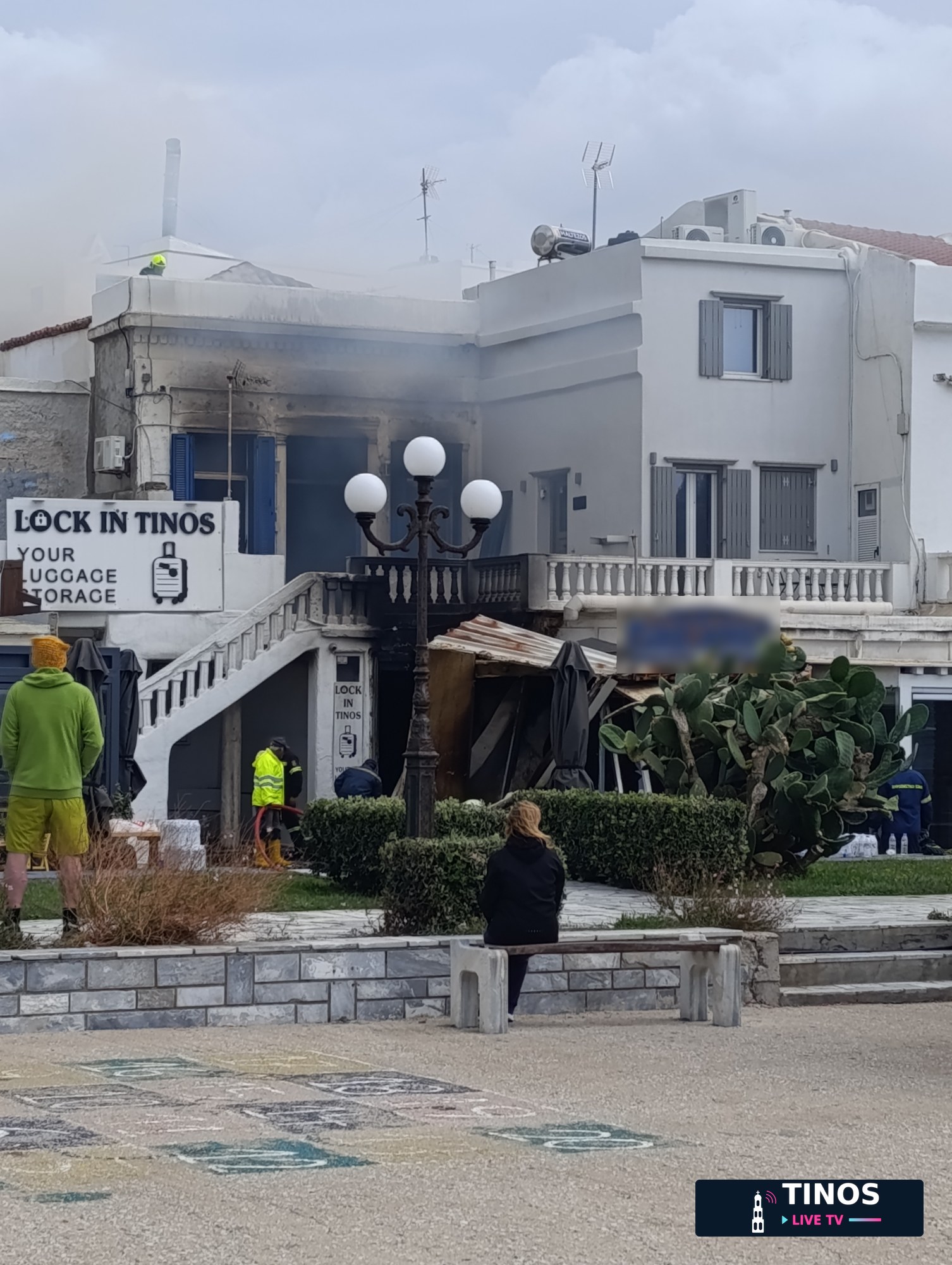 Πυροσβέστες στις γειτονικές ταράτσες την ώρα της κατάσβεσης