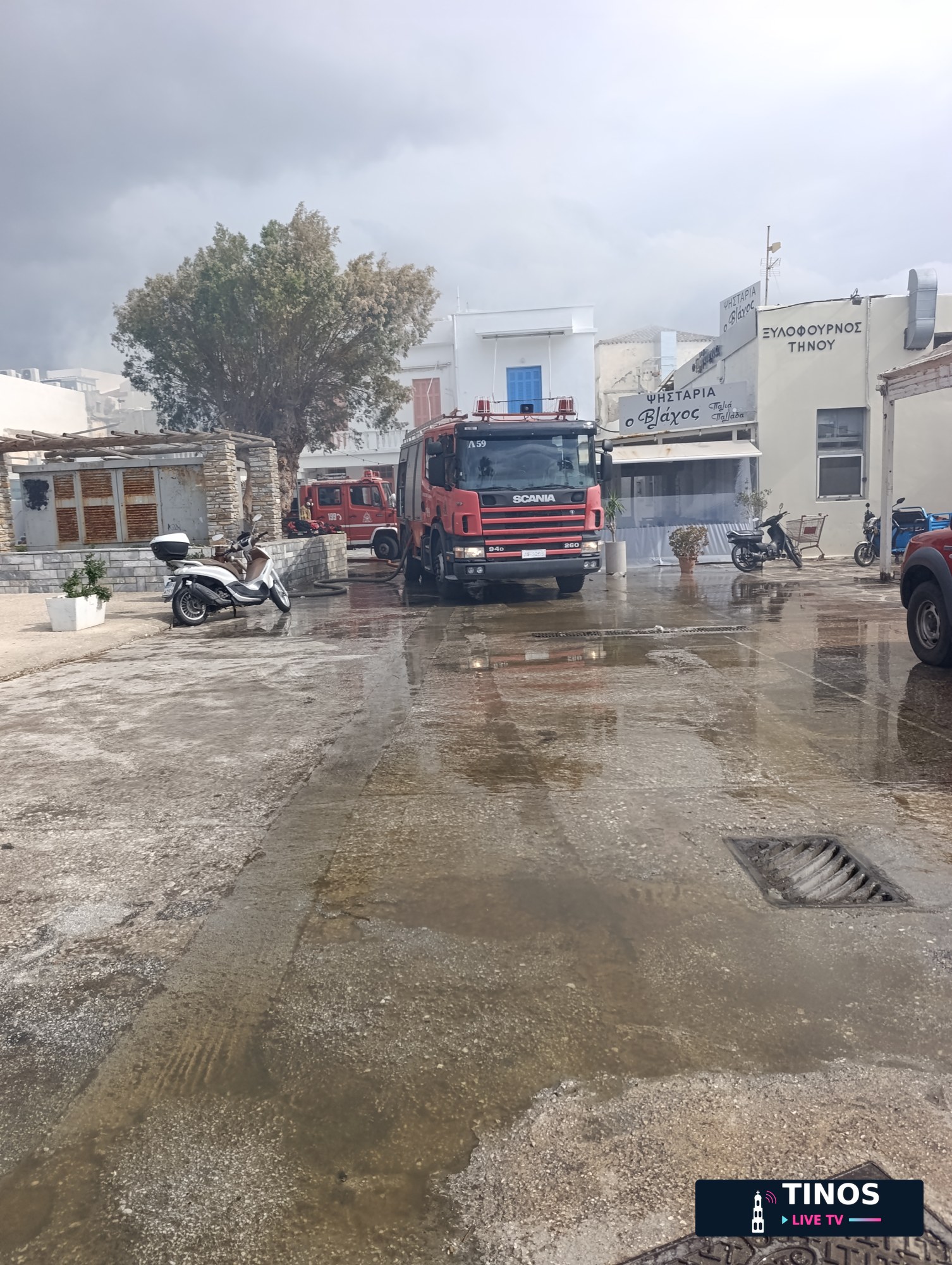 Η καμένη πρόσοψη και το πρόστεγο που κατέρρευσε μπροστά στο κατάστημα