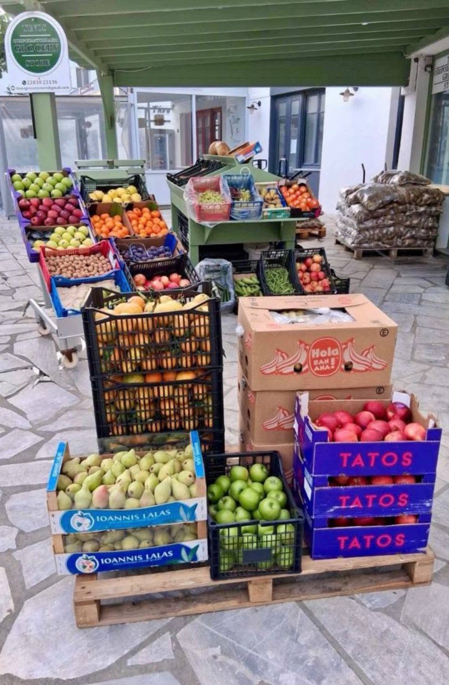 Καφάσια με φρέσκα φρούτα πριν φτάσουν στο 1ο Δημοτικό Σχολείο Τήνου