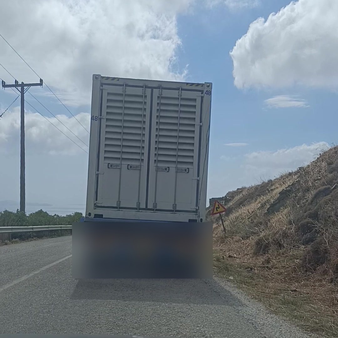 Φορτηγό μεταφέρει κοντέινερ-γεννήτρια στον επαρχιακό δρόμο της Τήνου, 1 Οκτωβρίου 2026