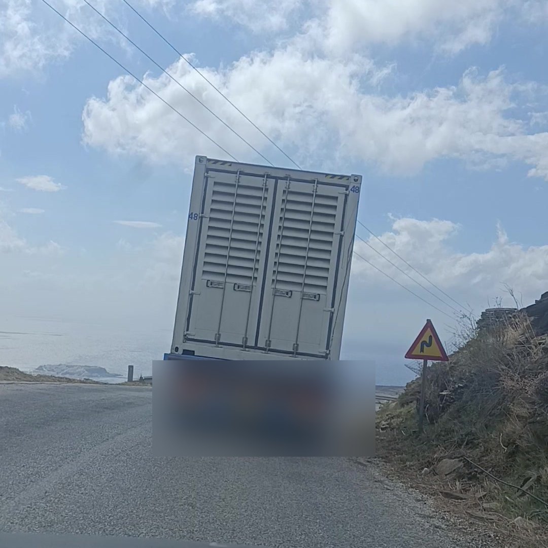 Κοντέινερ-γεννήτρια σε φορτηγό στη στροφή του επαρχιακού δρόμου της Τήνου, 1 Οκτωβρίου 2026
