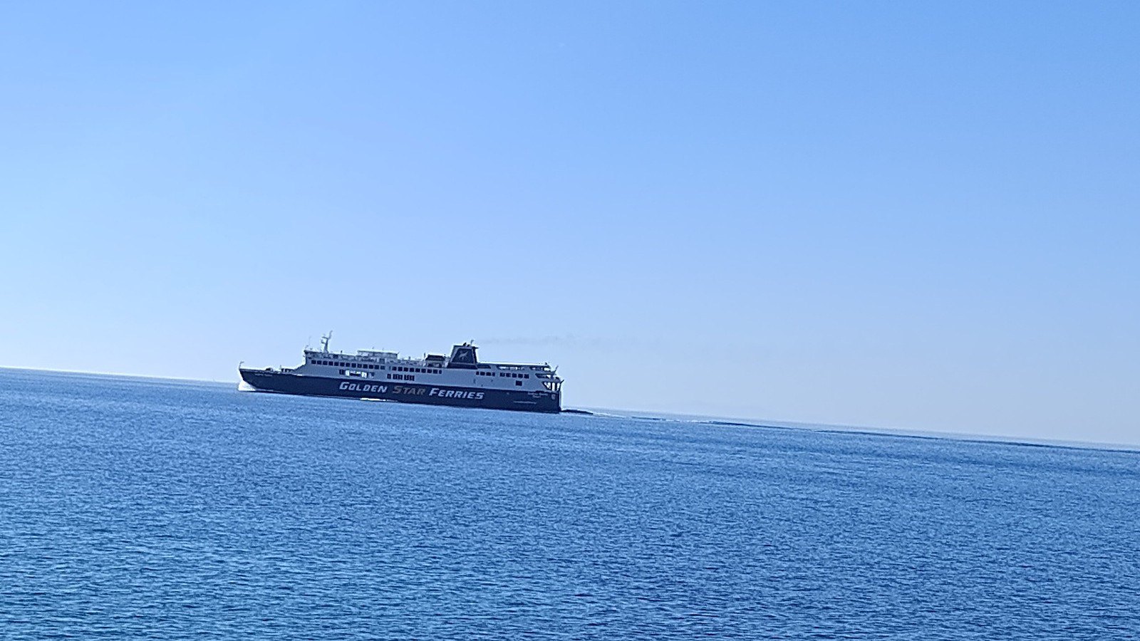 Επιβατηγό πλοίο ανοιχτά της Τήνου σε γαλάζια θάλασσα