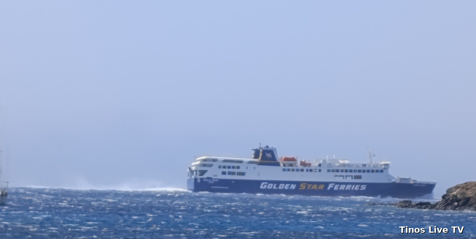 Πλοίο ανοιχτά της Τήνου μέσα σε κύματα και αφρούς με δυνατό βοριά