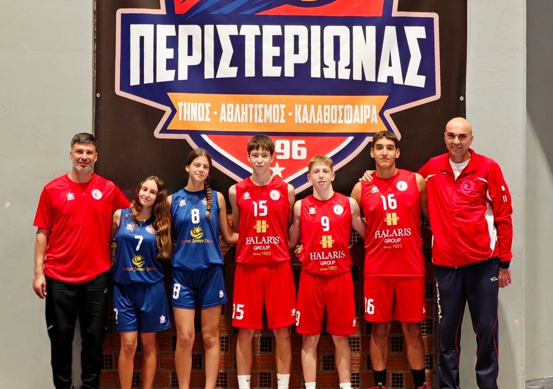Οι πέντε αθλητές και αθλήτριες του Περιστεριώνα Τήνου που κλήθηκαν στη Μικτή Κυκλάδων, με τους προπονητές τους, μπροστά στο έμβλημα του συλλόγου