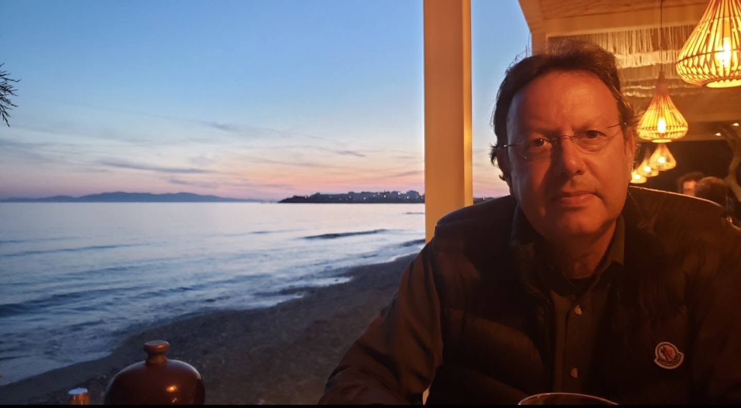 Ο Αριστείδης Κοντογεώργης στο σούρουπο, δίπλα στη θάλασσα