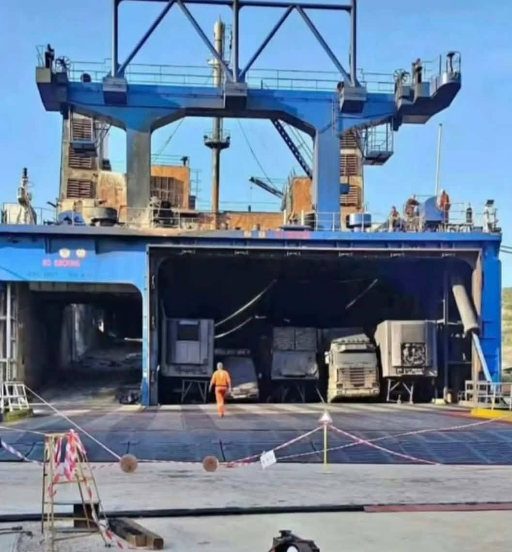 Το κάτω γκαράζ του BLUE CARRIER 2 στην Ελευσίνα, με φορτηγά που δεν κάηκαν