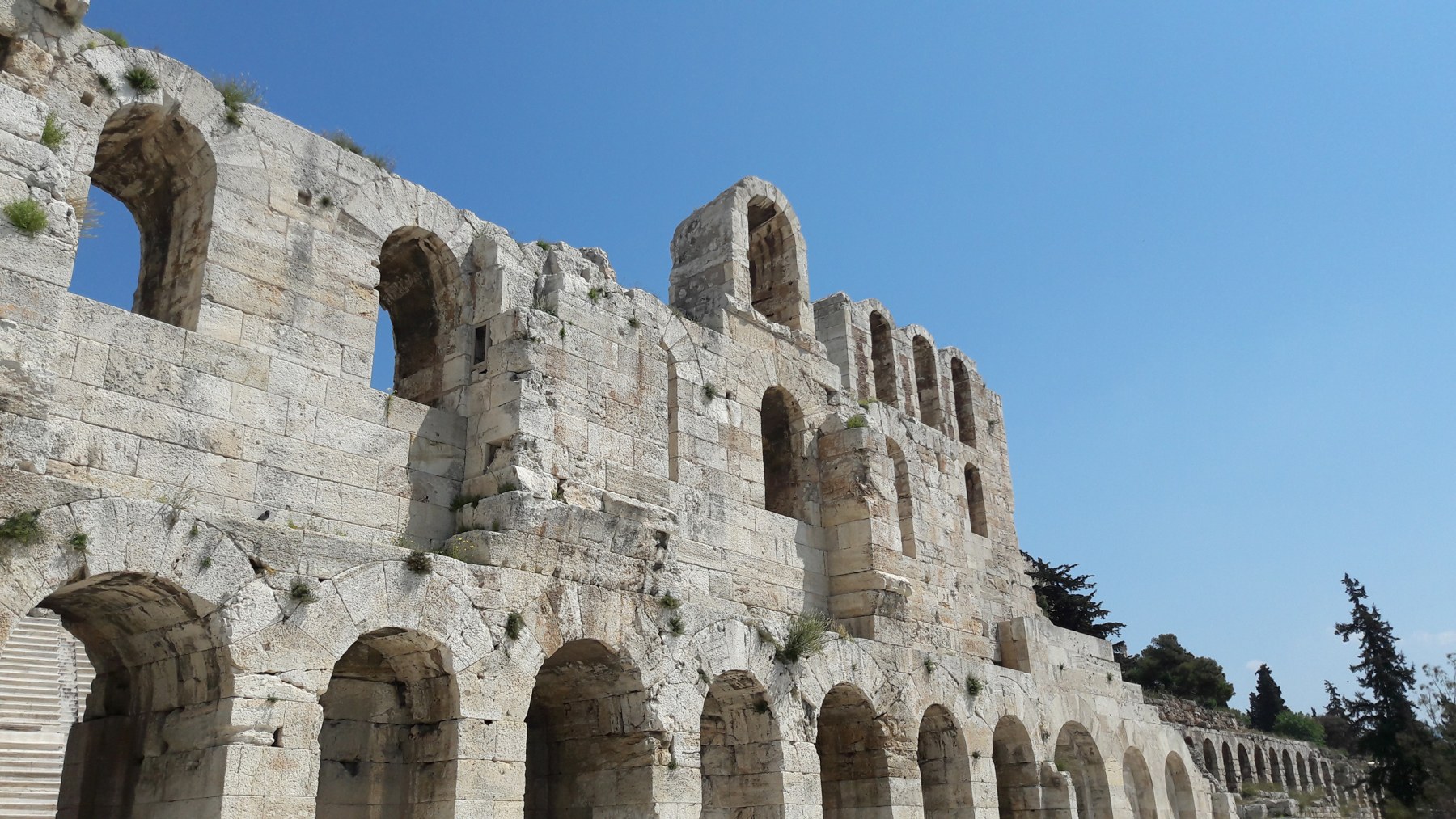 Το Ηρώδειο, στον περίπατο της Διονυσίου Αρεοπαγίτου