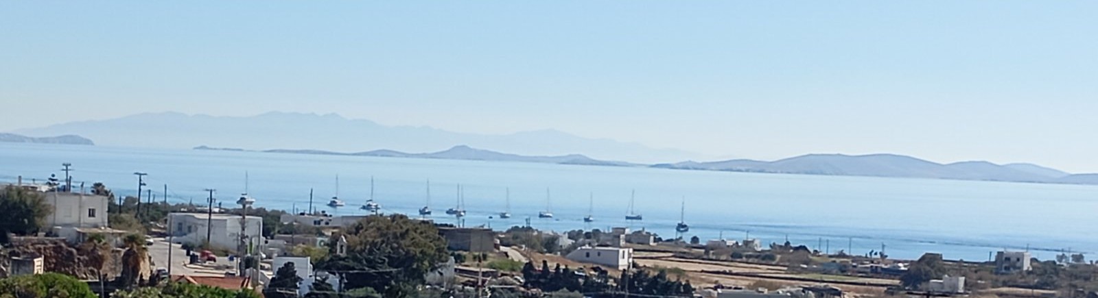 Ιστιοπλοϊκά αγκυροβολημένα στον κόλπο του Αγίου Φωκά, Τήνος