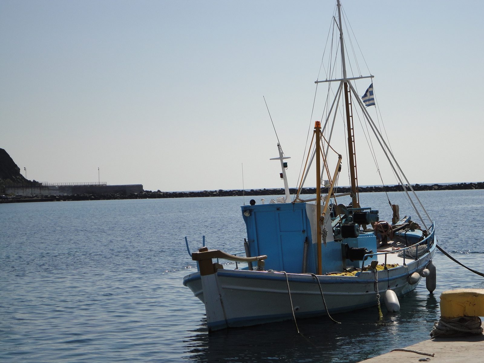 Ξύλινο καΐκι σε λιμάνι