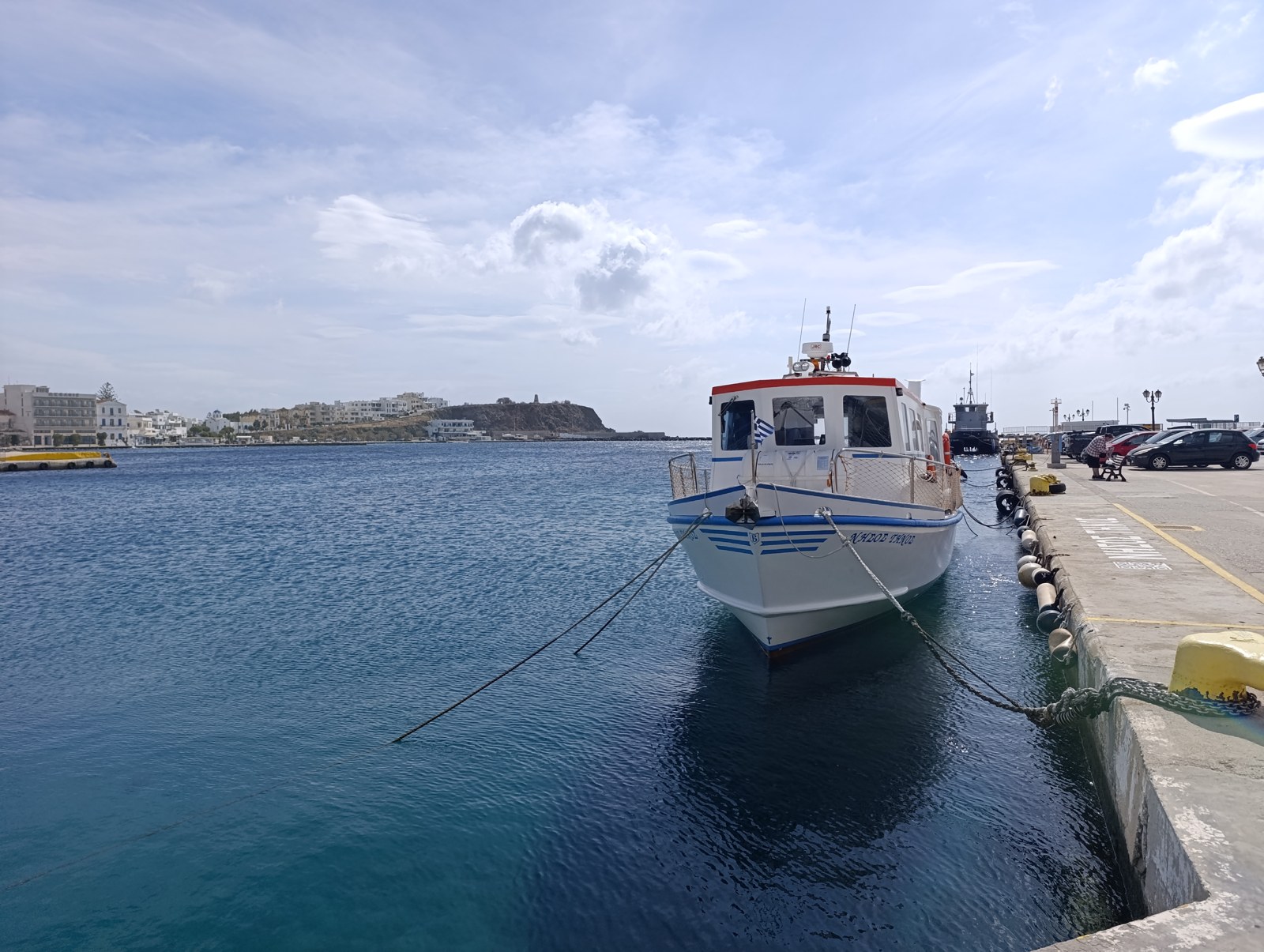 Καΐκι δεμένο στο λιμάνι της Τήνου με λιακάδα