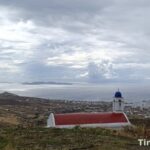 Σύννεφα στο Εξώμβουργο και βροχή στην ύπαιθρο: η ευλογία που περίμενε η Τήνος — ακυρώνεται και το αυριανό πρωινό του «ΑΝΔΡΟΣ ΚΟΥΙΝ»